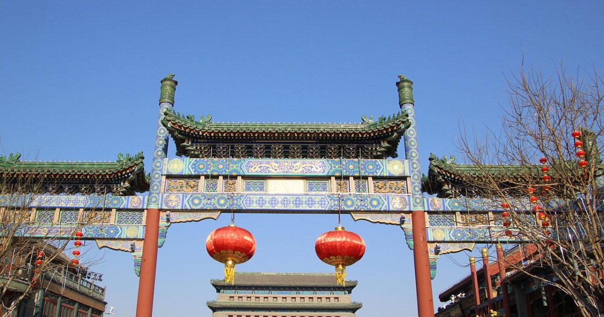考生在书桌前对照中国人事考试中心报名流程清单逐项核对身份证与学历材料，晨光从窗口斜照进来，桌面整洁有序